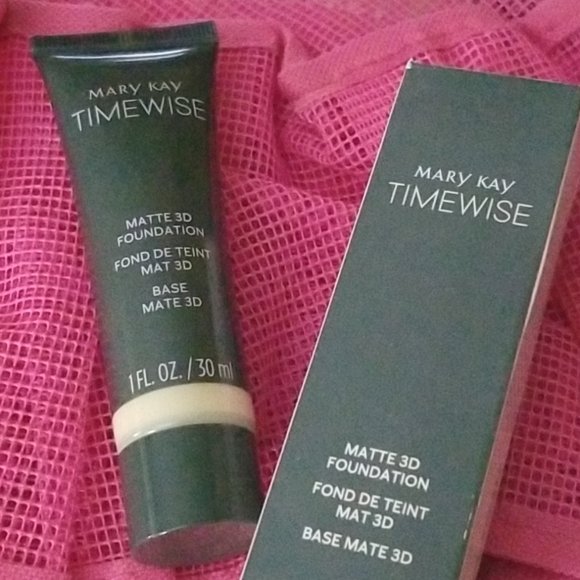 Mary Kay Matte 3D Foundation - Picture 1 of 2